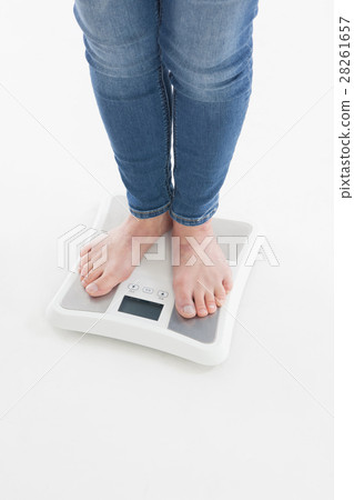女人的腳在規模上 28261657