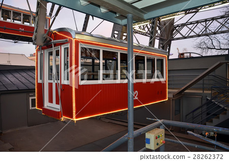 red cabin Vienna giant wheel in winter christmas 28262372