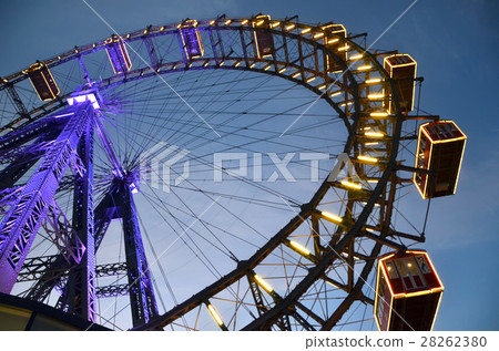 Vienna giant wheel illuminated in winter christmas 28262380