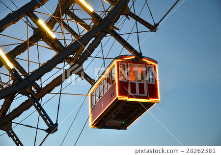Vienna giant wheel illuminated in winter christmas 28262381