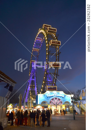 Vienna giant wheel illuminated in winter christmas 28262382