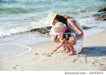 Mother and her little daughter 28262631