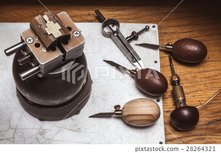 Jeweler's workplase, tools and cross in bullseye 28264321