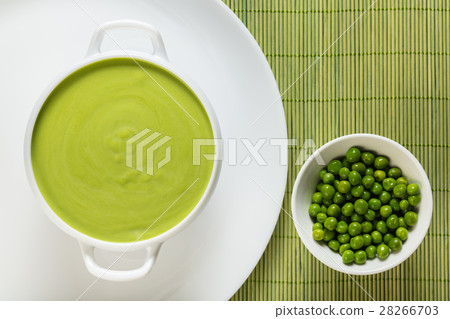 cream soup puree of green peas 28266703