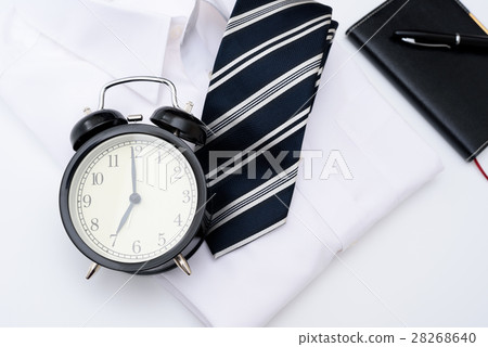 鬧鐘和早晨準備早期的上升習慣圖像 28268640