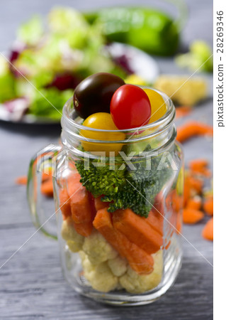 mason jar salad 28269346