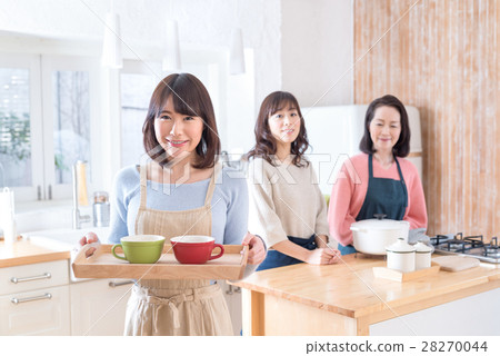Housewife kitchen three generations Housewife kitchen three generations 28270044