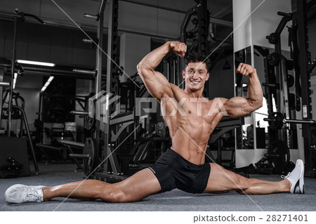 Handsome bodybuilder training in the gym sexy m 28271401
