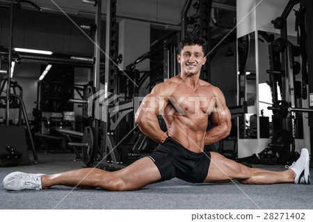 Handsome bodybuilder training in the gym sexy m 28271402