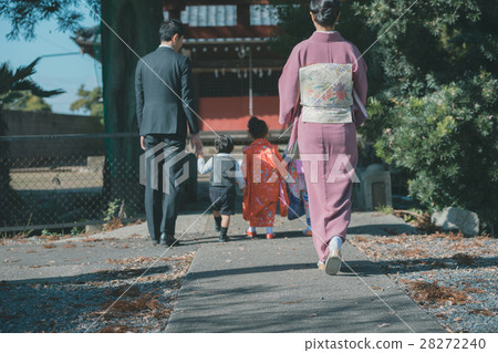 七五三 神殿 和服 28272240