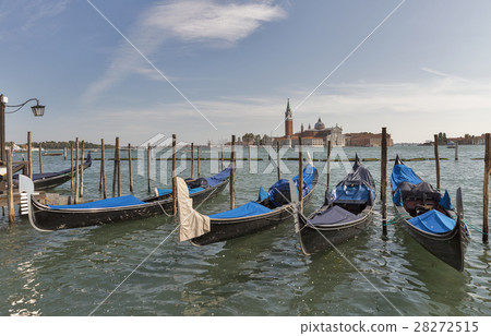 Venice gondolas and San Giorgio Maggiore island 28272515