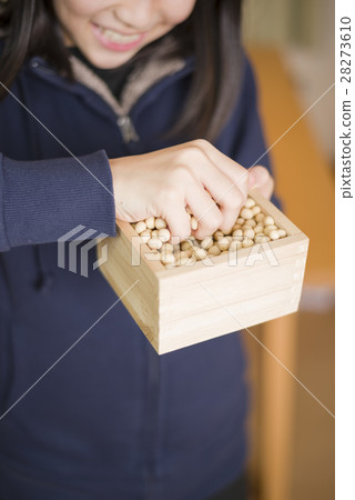 Setsubun image (child bean maki) 28273610