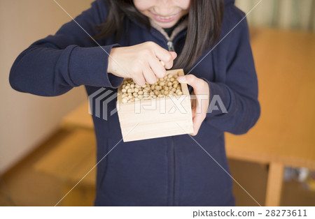 Setsubun image (child bean maki) Setsubun image (child bean maki) 28273611