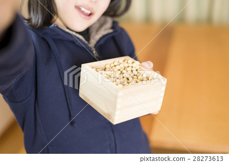 Setsubun image (child bean maki) 28273613