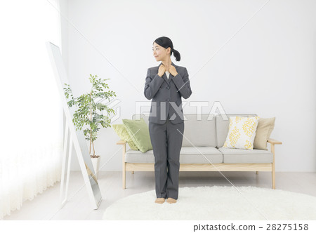 一個在上班前穿衣服的女人 28275158