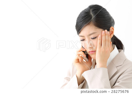 Business woman making a phone call 28275676