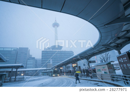 清晨·暴風雪和京都塔(京都景觀) 清晨·暴風雪和京都塔(京都景觀) 28277971