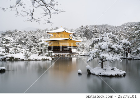 一覽無餘的金色涼亭的雪景·冬天（京都的風景） 28278101