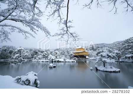 Snow scenery of the golden pavilion in a superb view · winter (landscape in Kyoto) 28278102