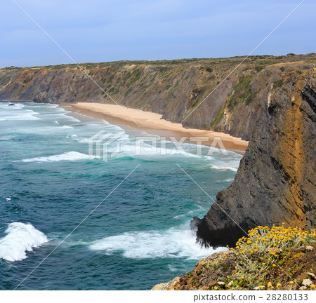 Atlantic ocean coast landscape (Algarve,Portugal). 28280133