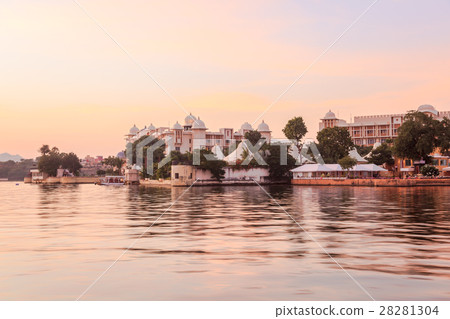 View at Lake Pichola in the evening 28281304