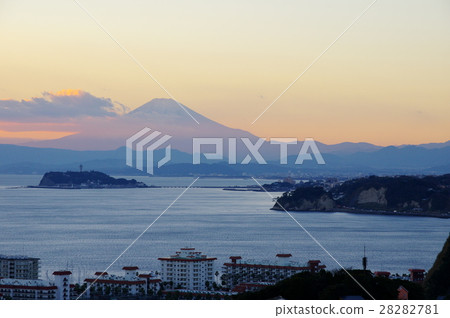 黃昏時分從廣山公園眺望江之島和富士山（神奈川縣逗子市） 28282781