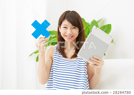 女性　ばつ印 28284780