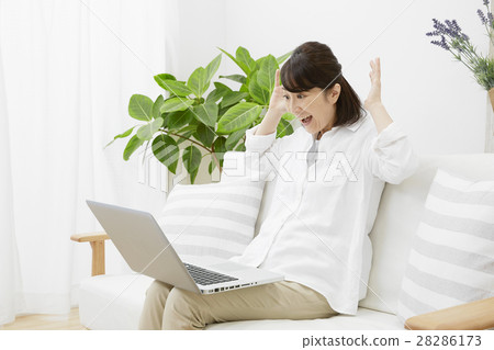 女中間驚訝 女中間驚訝 28286173