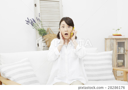 女中間驚訝 28286176