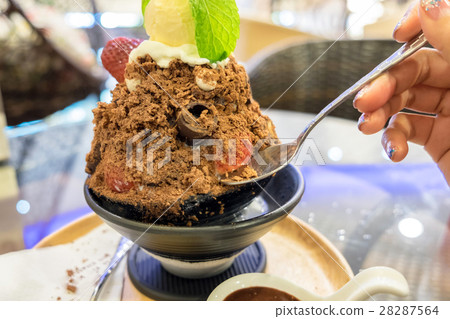 Woman hand scoop bingsu dessert ice cream 28287564