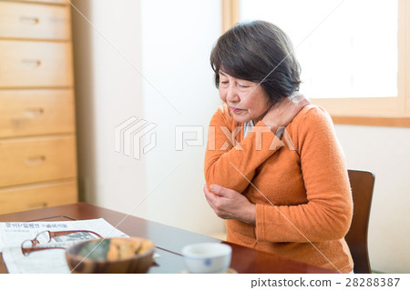Senior women suffering from stiff shoulders 28288387