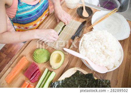 cooking roll sushi 28289502