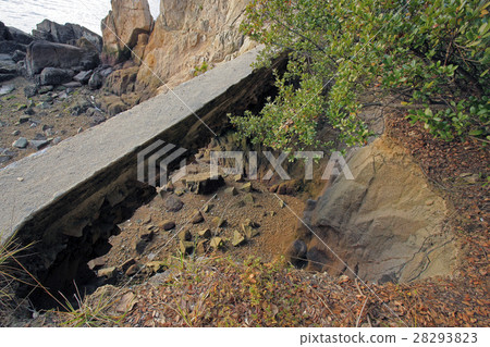 Collapsed masonry (Mukojima, long stick nose) 28293823