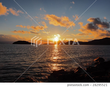 在從Aioi海灣黃昏觀看的黃昏黃昏的風景在日落風景 在從Aioi海灣黃昏觀看的黃昏黃昏的風景在日落風景 28295521