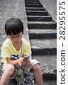 操作智能手機的孩子 28295575