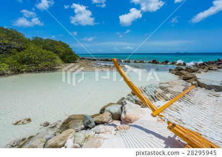 Empty hammock on tropical beach 28295945