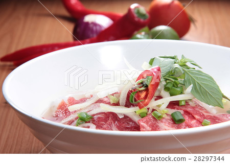 vietnamese raw beef noodles pho 28297344