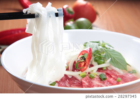 vietnamese raw beef noodles pho 28297345