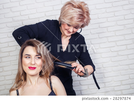 hairdresser curling hair 28297874