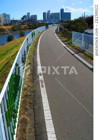 Shibakawa自行車道冬天場面在川口市的川口市 Shibakawa自行車道冬天場面在川口市的川口市 28298022