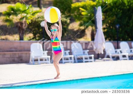 Child in swimming pool on summer vacation 28303836