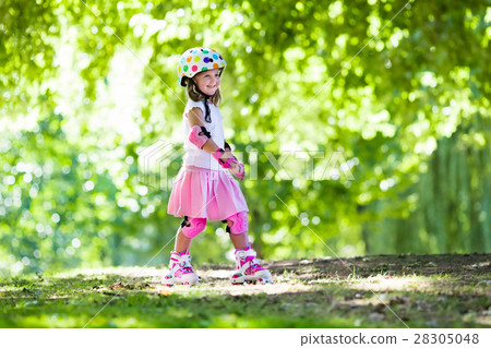 Little girl with roller skate shoes in a park 28305048