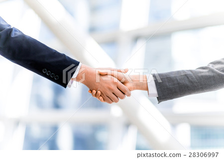 Male and female business people to shake hands 28306997