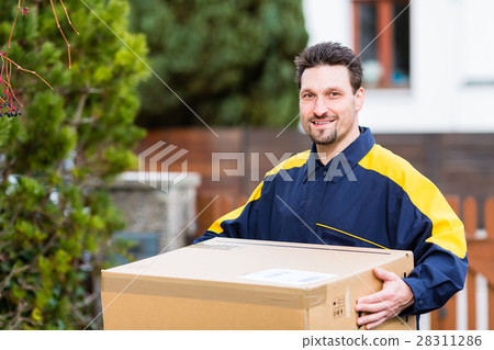 Courier delivering parcel to recipient 28311286