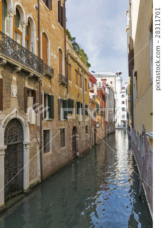 Narrow canal in Venice, Italy Narrow canal in Venice, Italy 28311701