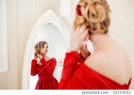 Woman looking in mirror Woman looking in mirror 28313032