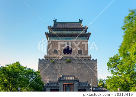 Traditional Chinese building under blue sky 28313419