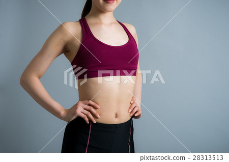 運動服20多歲的年輕女性的腹部肌肉 28313513