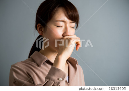 拿著鼻子的一位年輕二十位夫人 28313605