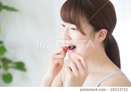 Women in their twenties using dental floss 28313732